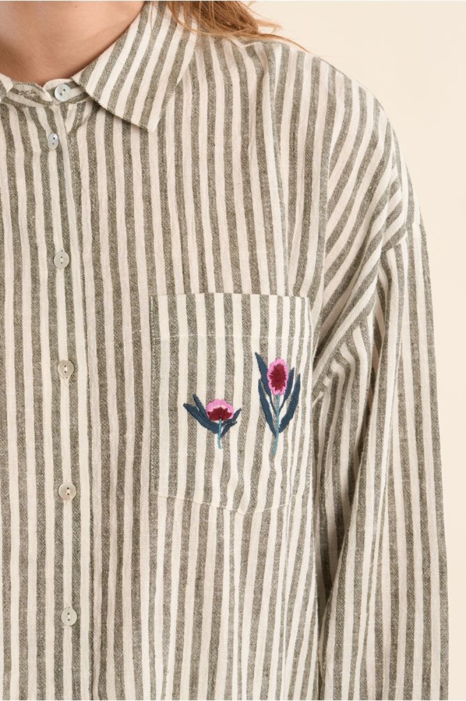 Camisa de mujer de manga larga, estampado y flores.