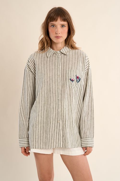 Camisa de mujer de manga larga, estampado y flores.