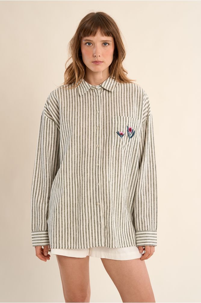 Camisa de mujer de manga larga, estampado y flores.