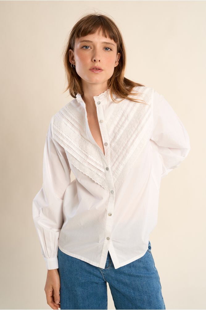 Camisa de mujer de manga larga, detalle volante.