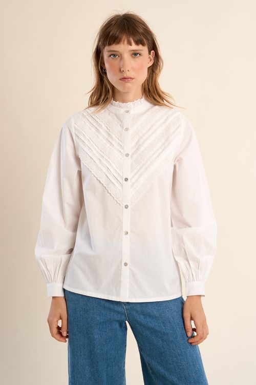 Camisa de mujer de manga larga, detalle volante.
