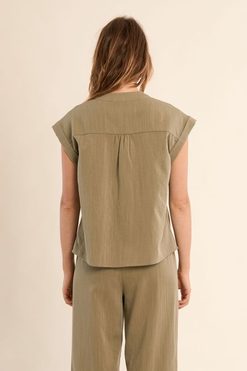 Top de mujer de manga corta, detalle pliegues.