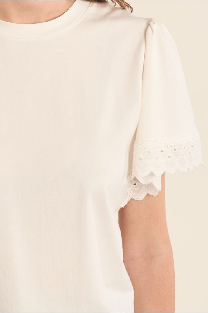 Camiseta de mujer de manga corta, detalles bordados.