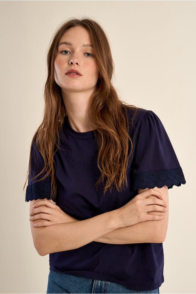 Camiseta de mujer de manga corta, detalles bordados.