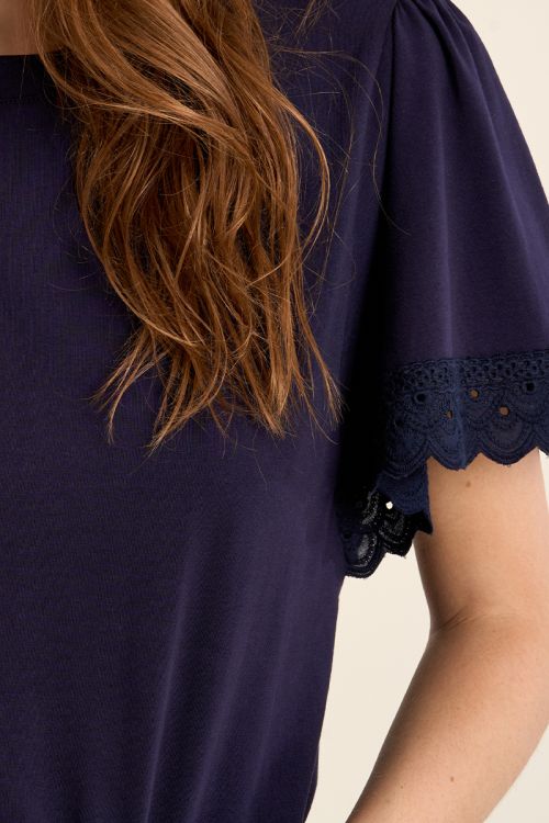 Camiseta de mujer de manga corta, detalles bordados.