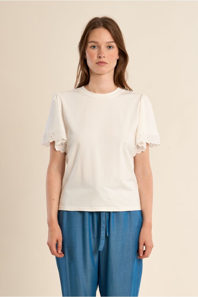 Camiseta de mujer de manga corta, detalles bordados.