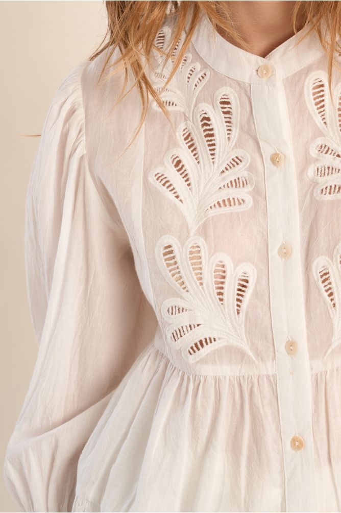 Camisa de mujer de manga larga, volantes y flores.