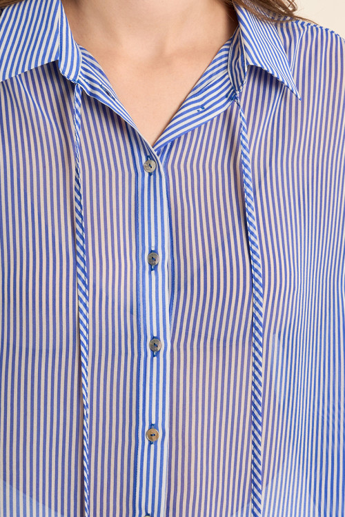 Large chemise rayée, en semi-transparence