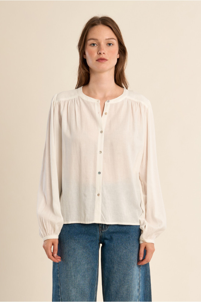 Camisa de mujer de manga larga, detalle pliegues.
