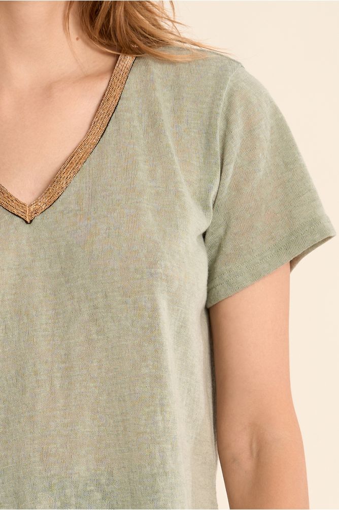 Camiseta de mujer de manga corta, con detalle en el escote.