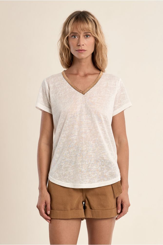Camiseta de mujer de manga corta, con detalle en el escote.