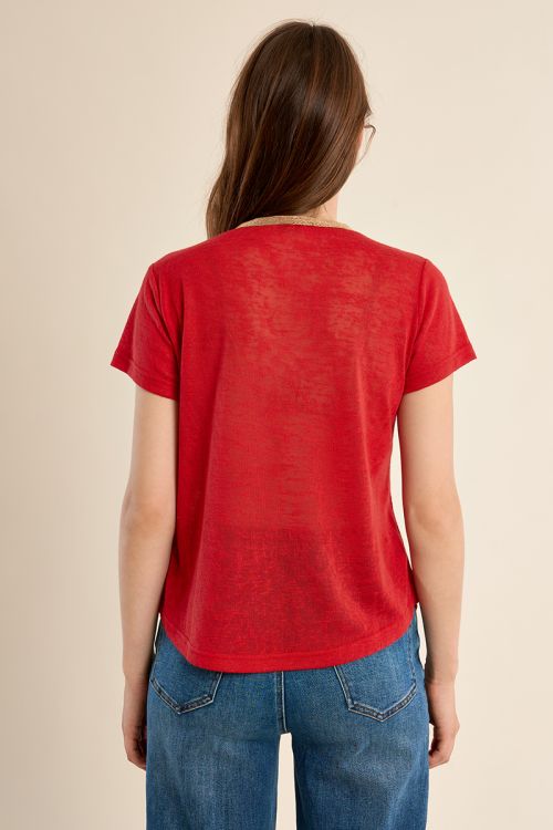 Camiseta de mujer de manga corta, con detalle en el escote.