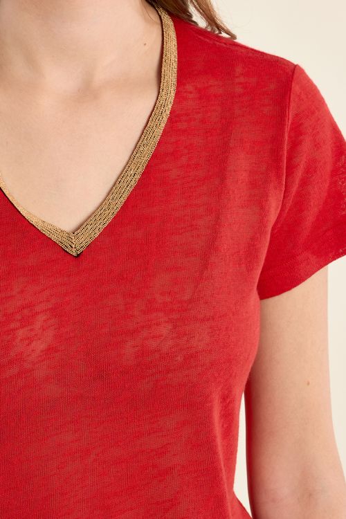 Camiseta de mujer de manga corta, con detalle en el escote.
