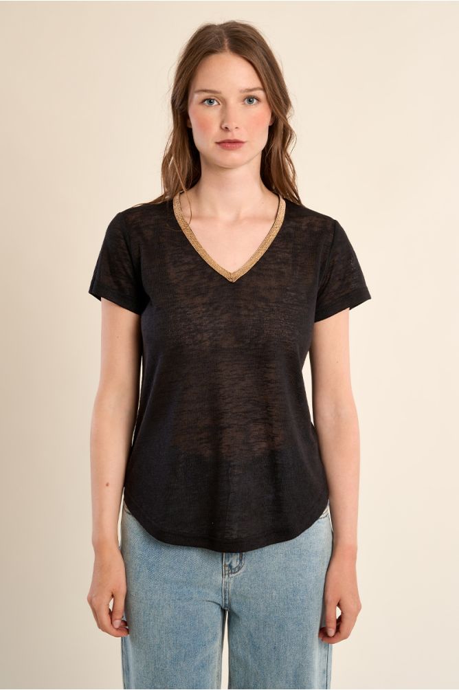 Camiseta de mujer de manga corta, con detalle en el escote.