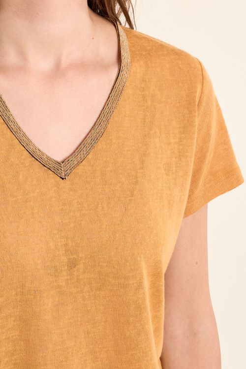 Camiseta de mujer de manga corta, con detalle en el escote.