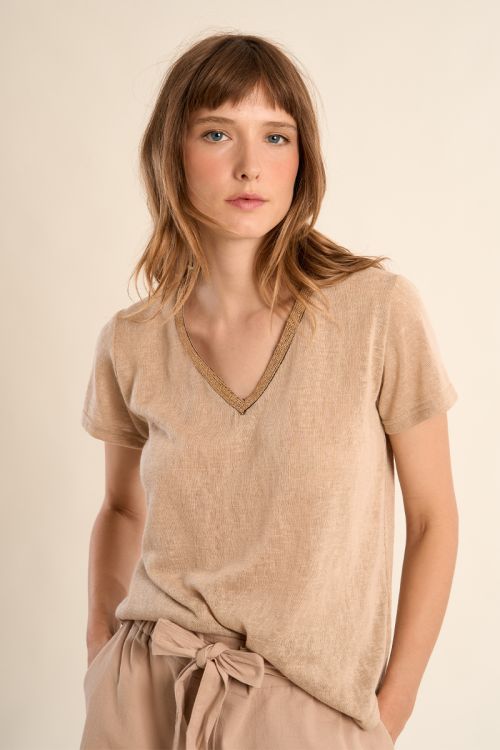 Camiseta de mujer de manga corta, con detalle en el escote.