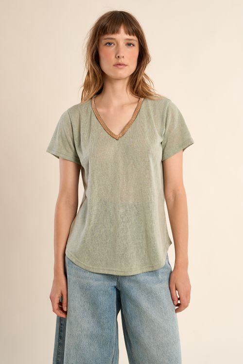Camiseta de mujer de manga corta, con detalle en el escote.