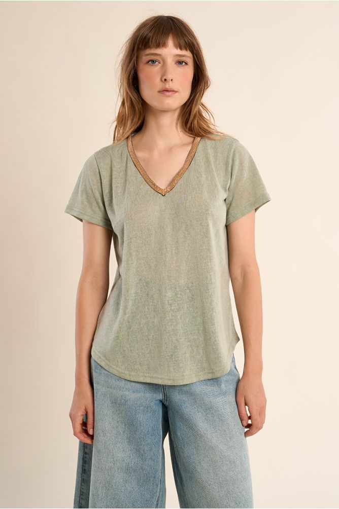 Camiseta de mujer de manga corta, con detalle en el escote.
