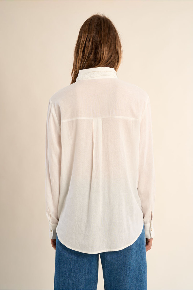 Camisa de mujer de manga larga, detalle pañuelo/corbata.
