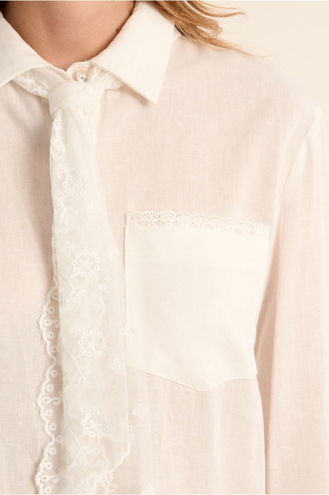 Camisa de mujer de manga larga, detalle pañuelo/corbata.