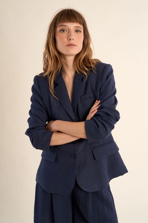 Blazer de mujer de manga larga, cuello y solapa.