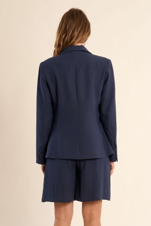 Blazer de mujer de manga larga, cuello y solapa.