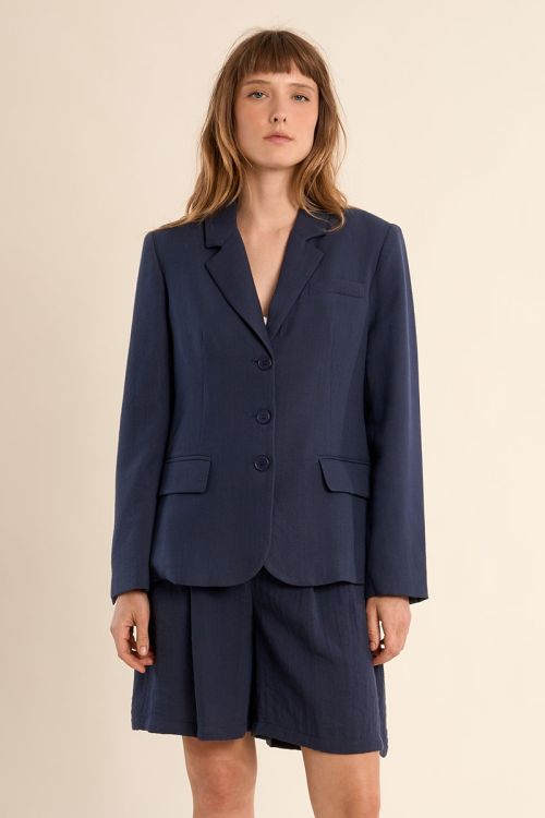 Blazer de mujer de manga larga, cuello y solapa.