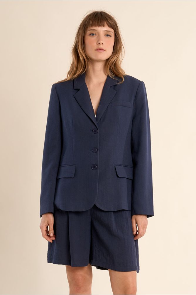 Blazer de mujer de manga larga, cuello y solapa.