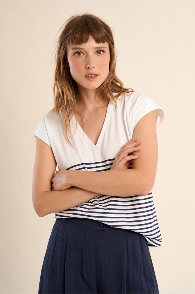 Sleeveless, striped top