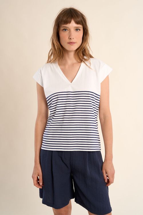 Sleeveless, striped top