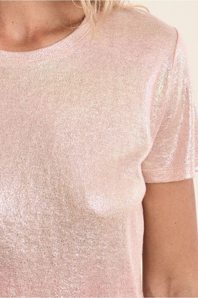 Camiseta de mujer de manga corta, en tejido brillante.