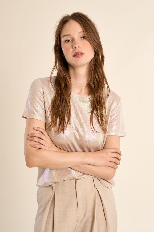 Camiseta de mujer de manga corta, en tejido brillante.