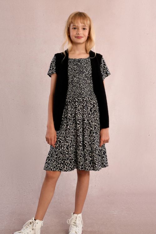 Vestido de niña de manga corta, con estampado y volante.