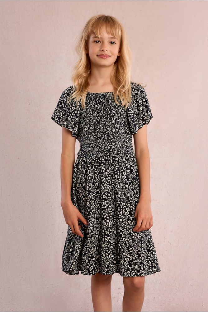 Vestido de niña de manga corta, con estampado y volante.