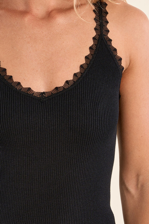 Top de mujer de tirantes, detalle encaje.