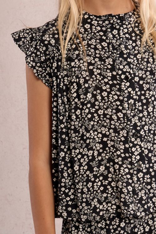 Camisa de niña de manga corta con volante y estampado.