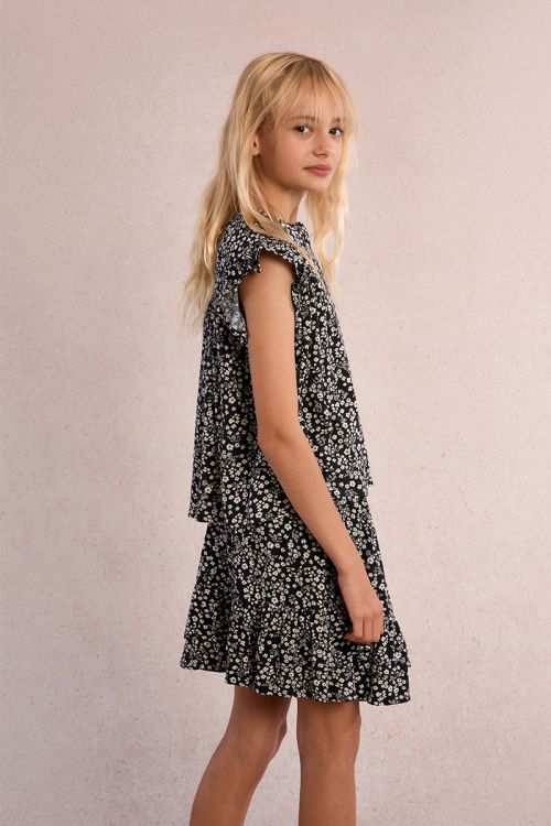 Camisa de niña de manga corta con volante y estampado.