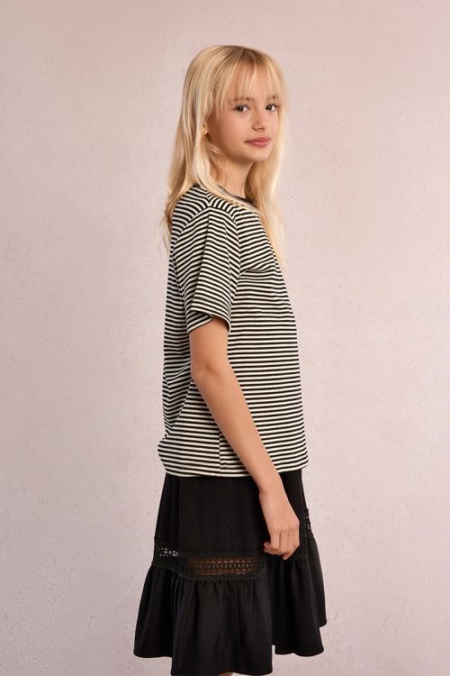 Camiseta de niña de manga corta, estampado rayas y corazón.