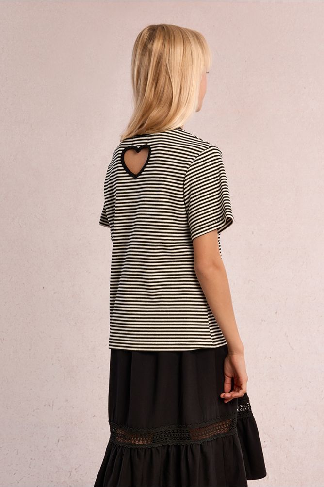Camiseta de niña de manga corta, estampado rayas y corazón.