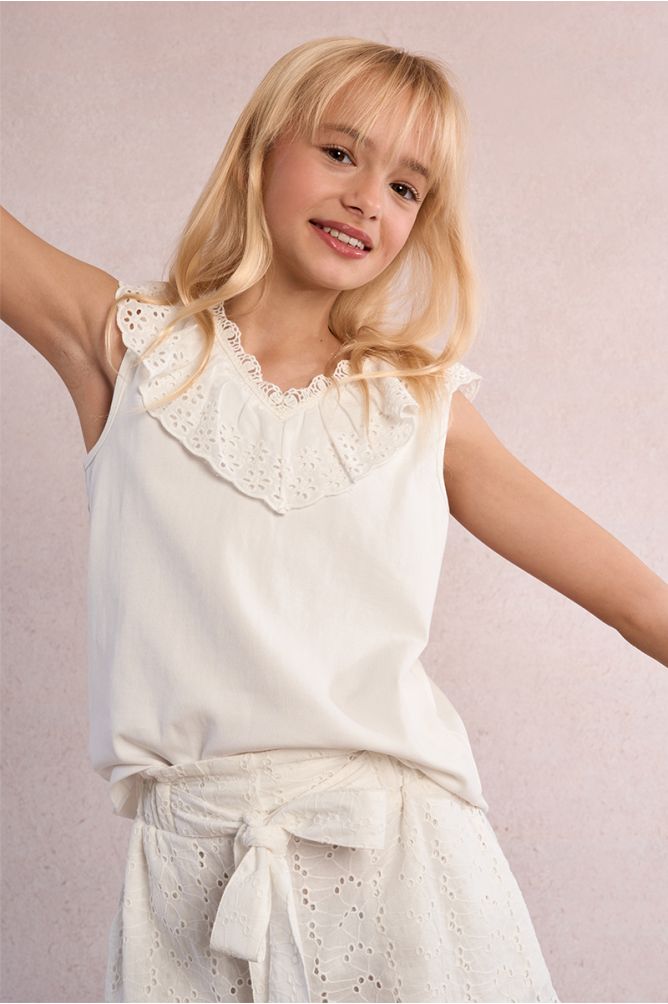 Camiseta de niña de manga sisa, volante en el escote.