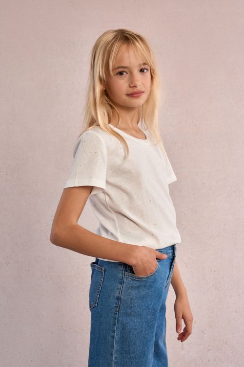 Camiseta de niña de manga corta, detalle lunares.