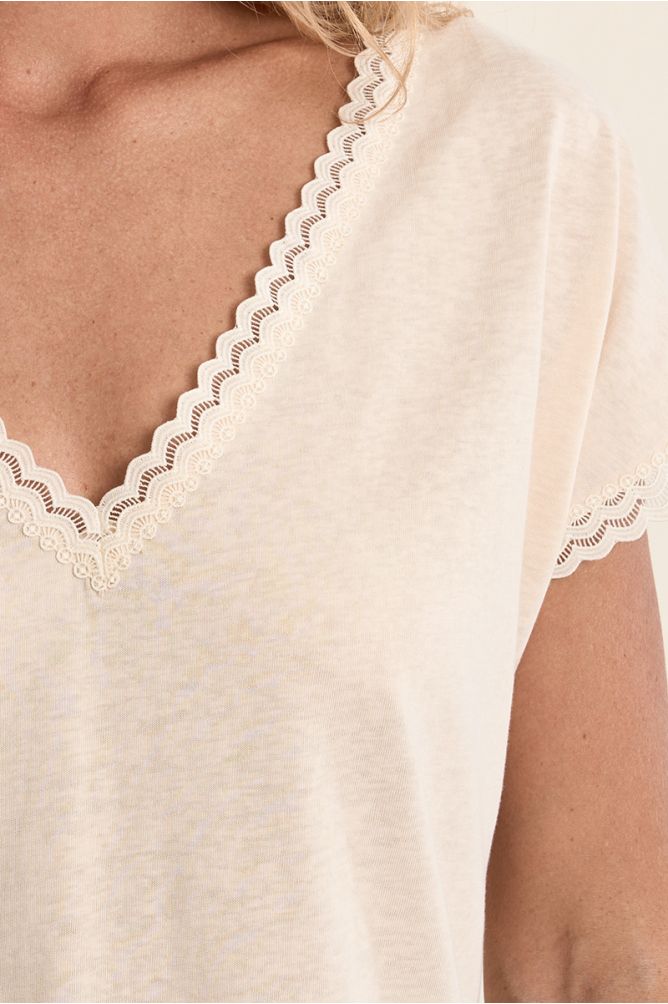 T-shirt à col V, détail dentelle