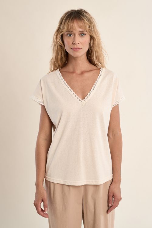 V-neck T-shirt, lace detail
