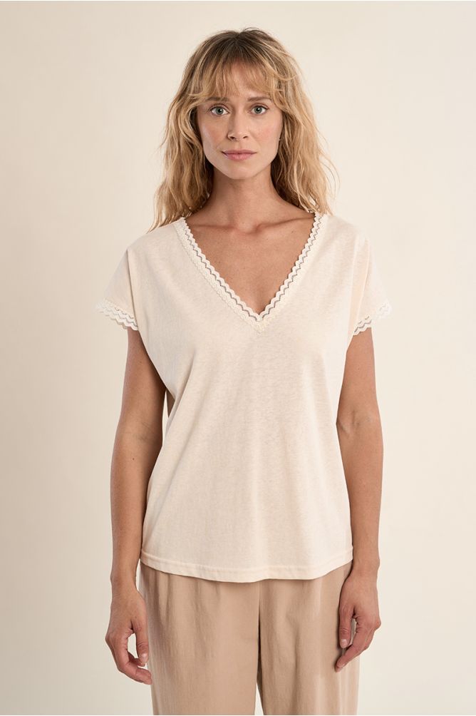 V-neck T-shirt, lace detail