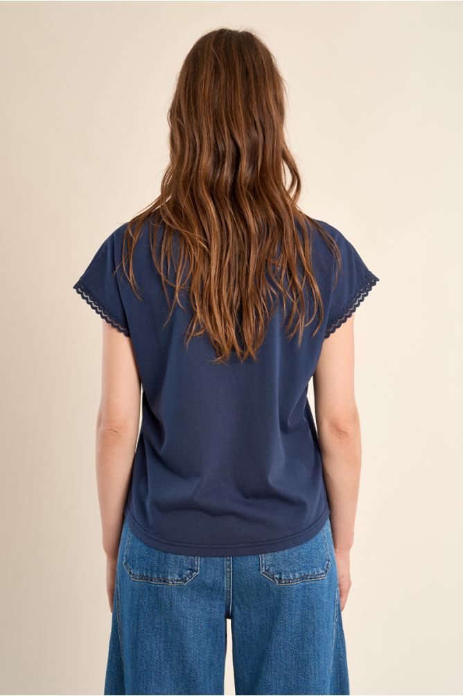 Camiseta de mujer de manga corta, detalle encaje.