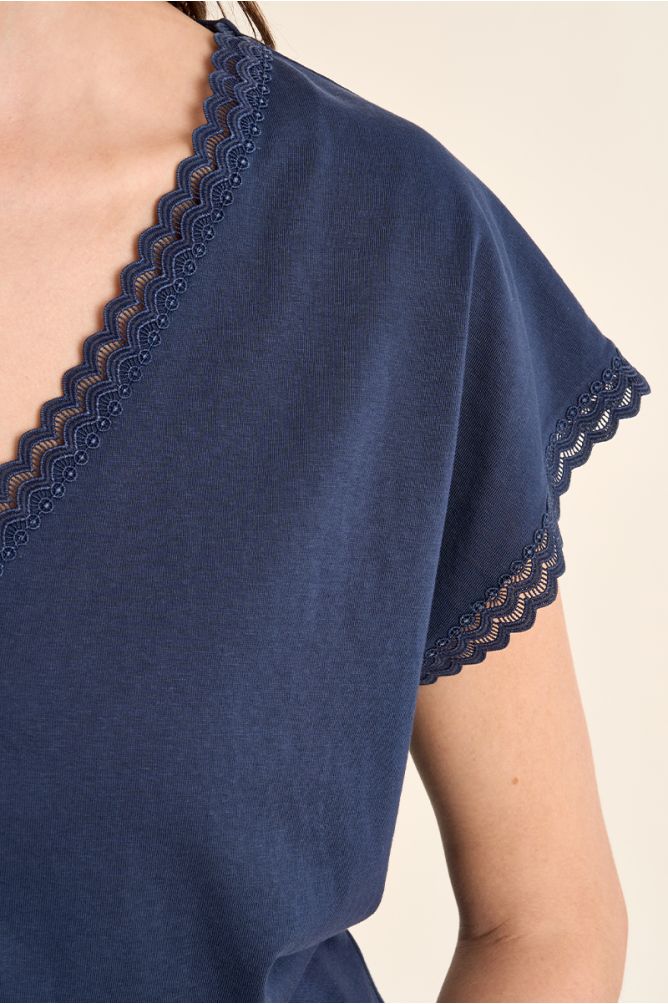 Camiseta de mujer de manga corta, detalle encaje.