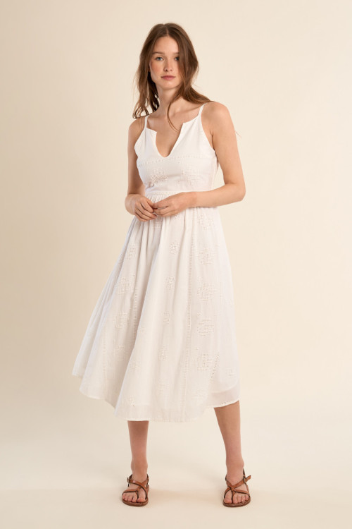 Vestido largo, de tirantes, con detalles bordados.