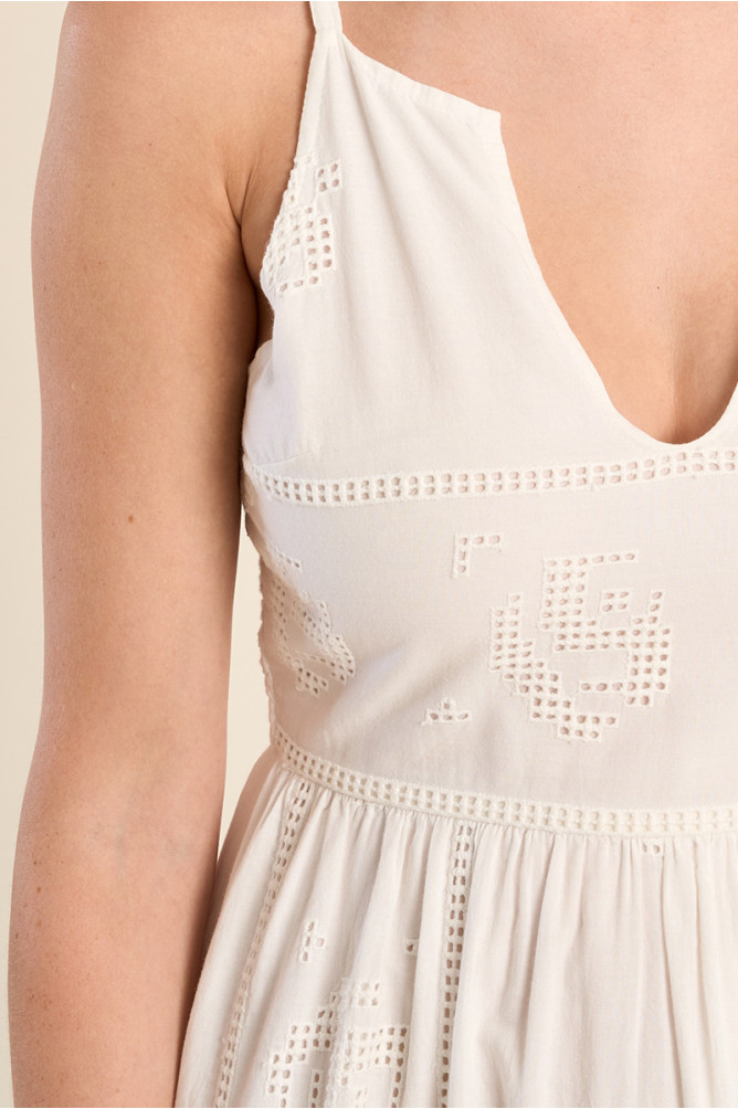 Vestido largo, de tirantes, con detalles bordados.