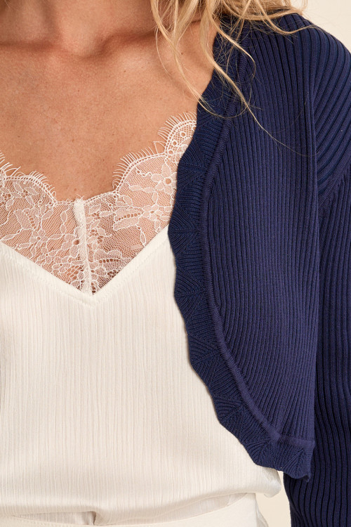 Bolero de mujer de manga larga, detalle volantes.