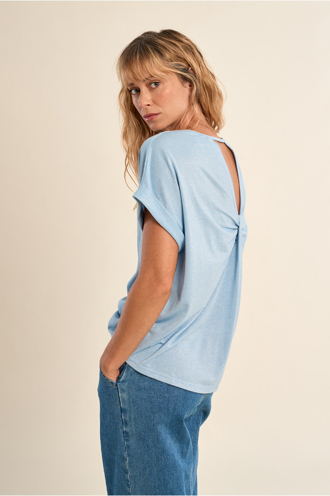 Casual T-shirt, open at the back